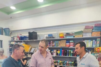 Συνεχίζονται και τους θερινούς μήνες οι στοχευμένες δράσεις της Διεύθυνσης Αστυνομίας Καστοριάς, με τη διανομή ενημερωτικών φυλλαδίων για την πρόληψη απατών σε πολίτες στην ευρύτερη περιοχή της Καστοριάς - Eordaialive.com
