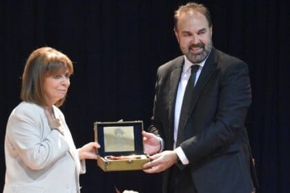 Προκλητικός ο Δήμαρχος Φλώρινας Μήπως το παράκανε με τις ατέλειωτες φιλοφρονήσεις προς την Πρόεδρο της Δημοκρατίας; - Eordaialive.com