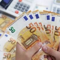 Πληρωμές συντάξεων και επιδομάτων: Ποιοι θα πάρουν αναδρομικά – Όλες οι ημερομηνίες καταβολής - Eordaialive.com