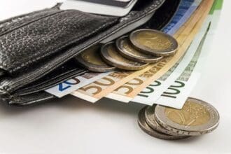 Ποιοι θα λάβουν το έκτακτο επίδομα πριν τα Χριστούγεννα – Ποιοι συνταξιούχοι δικαιούνται έως 200 ευρώ - Eordaialive.com