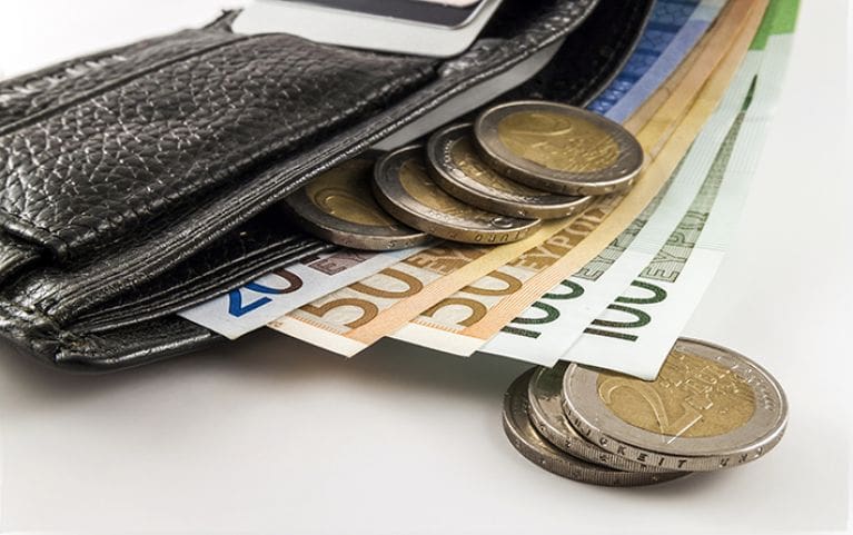 Ποιοι θα λάβουν το έκτακτο επίδομα πριν τα Χριστούγεννα – Ποιοι συνταξιούχοι δικαιούνται έως 200 ευρώ - Eordaialive.com