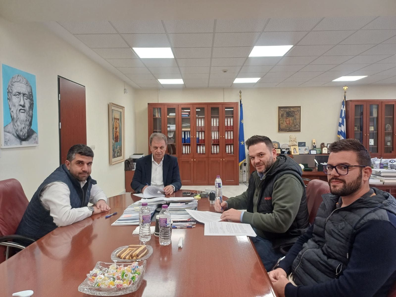 Περιφέρεια Δυτικής Μακεδονίας: Υπογραφή Σύμβασης Εκτέλεσης Έργου «ΔΙΑΜΟΡΦΩΣΗ ΑΙΘΟΥΣΑΣ ΣΥΝΕΔΡΙΑΣΕΩΝ 2ου ΟΡΟΦΟΥ ΣΤΟ ΚΤΗΡΙΟ ΔΙΟΙΚΗΣΗΣ ΤΗΣ Π.Δ.Μ., ΣΤΗ ΖΕΠ» - Eordaialive.com