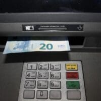 Έρχεται η προπληρωμένη κάρτα ανεργίας: Πότε θα τεθεί σε εφαρμογή και ποιους αφορά - Eordaialive.com