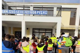 Η ενημερωτική δράση του Τμήματος Τροχαίας Κοζάνης σε θέματα κυκλοφοριακής αγωγής ξεκίνησε με την πραγματοποίηση περιπάτου μαθητών της Πρωτοβάθμιας Εκπαίδευσης Κοζάνης εντός της πόλεως, με σύνθημα « Κυκλοφορώ… με Ασφάλεια» - Eordaialive.com