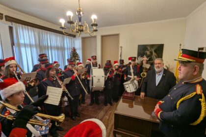Γιορτινή Ατμόσφαιρα στο Δημαρχείο την Τελευταία Μέρα του Χρόνου στο Δημαρχείο Εορδαίας (βίντεο) - Eordaialive.com