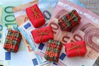 Δώρο Χριστουγέννων σε εργαζόμενους και ανέργους: Αυτά είναι τα 9 «μυστικά » που πρέπει να γνωρίζετε για την καταβολή του - Eordaialive.com