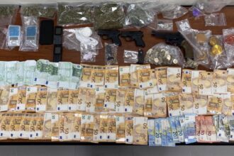 Συνελήφθη από αστυνομικούς του Τμήματος Δίωξης Ναρκωτικών της Υποδιεύθυνσης Δίωξης και Εξιχνίασης Εγκλημάτων Καστοριάς 29χρονος ημεδαπός, για διακίνηση ναρκωτικών ουσιών και παράβαση της νομοθεσίας περί όπλων στην Καστοριά - Eordaialive.com