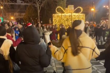 Στην Αυλή του Άη Βασίλη - Η εκδήλωση των πολιτιστικών συλλόγων της Πτολεμαΐδας ! (βίντεο) - Eordaialive.com