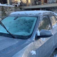 Πώς ζεσταίνουμε γρηγορότερα το αυτοκίνητο μας, όταν έχει παγώσει ο θάλαμος επιβατών - Eordaialive.com
