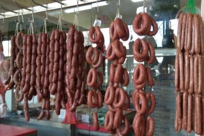 Το έθιμο της λουκανικοφαγίας στο Βελβεντό - Eordaialive.com