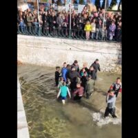 Καθαγιασμός των υδάτων - Ρίψη του τίμιου σταυρού στο Μηλοχώρι Εορδαίας (βίντεο) - Eordaialive.com