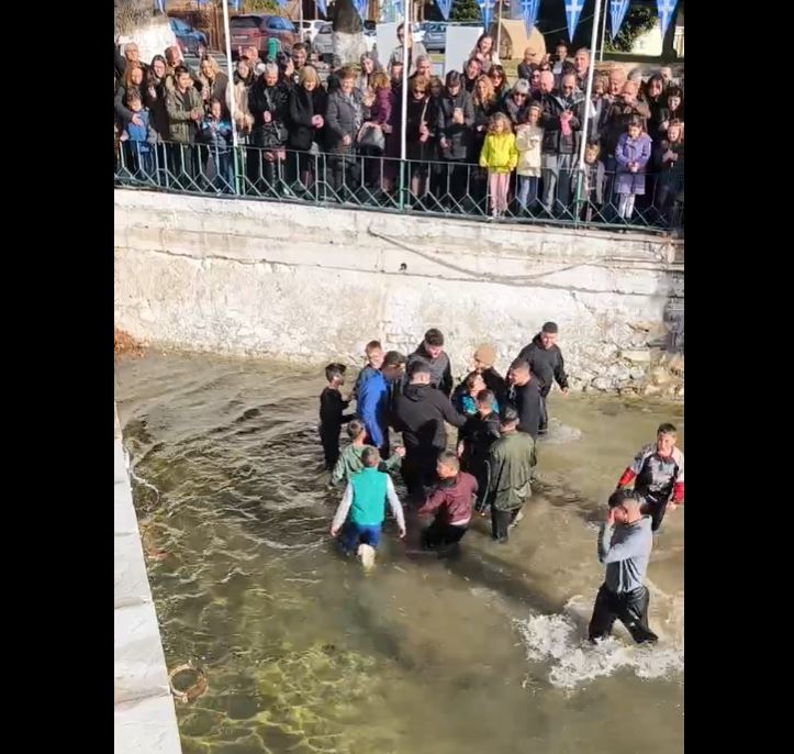 Καθαγιασμός των υδάτων - Ρίψη του τίμιου σταυρού στο Μηλοχώρι Εορδαίας (βίντεο)