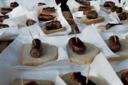 Το έθιμο της λουκανικοφαγίας αναβίωσε στο Βελβεντό (βίντεο) - Eordaialive.com
