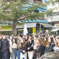 Παράσταση διαμαρτυρίας, από μαθητές και φοιτητές για την τραγωδία των Τεμπών στην κεντρική πλατεία Πτολεμαΐδας (Φωτογραφίες & Βίντεο) - Eordaialive.com