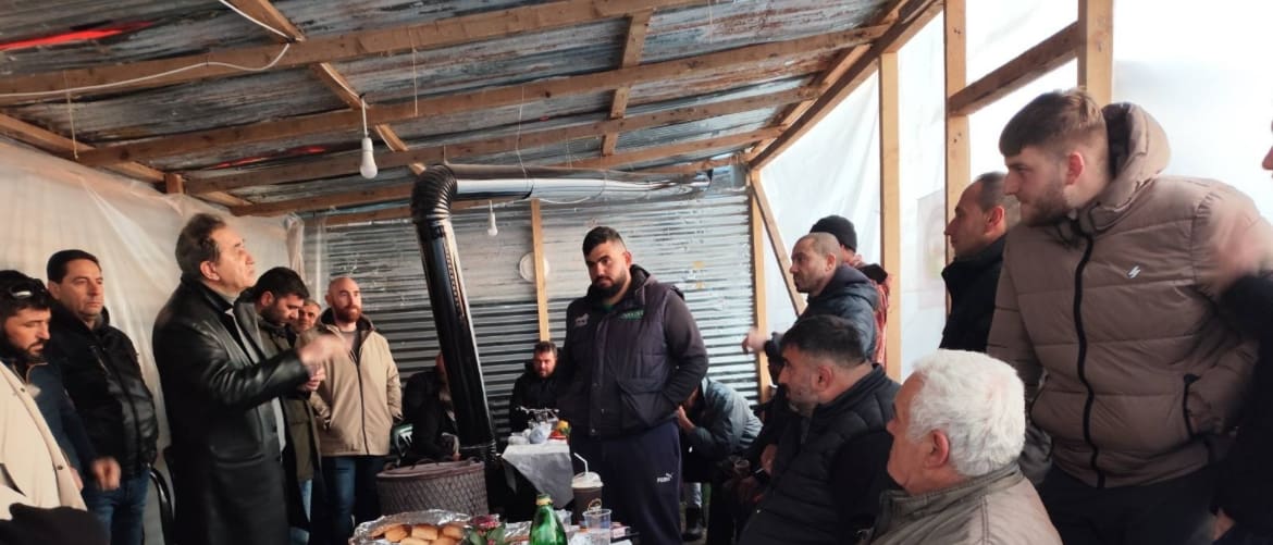 Αντιπροσωπεία της ΚO Δυτικής Μακεδονίας του ΚΚΕ με τον βουλευτή Γιάννη Δελή και τον περιφερειακό σύμβουλο Νόντα Στολτίδη στο αγροτικό μπλόκο στον κόμβο του Αντιγόνου | Eordaialive.com Αντιπροσωπεία της ΚO Δυτικής Μακεδονίας του ΚΚΕ με τον βουλευτή Γιάννη Δελή και τον περιφερειακό σύμβουλο Νόντα Στολτίδη στο αγροτικό μπλόκο στον κόμβο του Αντιγόνου - Eordaialive.com