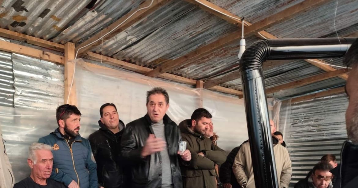 Αντιπροσωπεία της ΚO Δυτικής Μακεδονίας του ΚΚΕ με τον βουλευτή Γιάννη Δελή και τον περιφερειακό σύμβουλο Νόντα Στολτίδη στο αγροτικό μπλόκο στον κόμβο του Αντιγόνου | Eordaialive.com Αντιπροσωπεία της ΚO Δυτικής Μακεδονίας του ΚΚΕ με τον βουλευτή Γιάννη Δελή και τον περιφερειακό σύμβουλο Νόντα Στολτίδη στο αγροτικό μπλόκο στον κόμβο του Αντιγόνου - Eordaialive.com