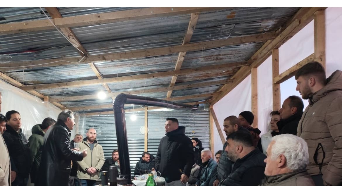 Αντιπροσωπεία της ΚO Δυτικής Μακεδονίας του ΚΚΕ με τον βουλευτή Γιάννη Δελή και τον περιφερειακό σύμβουλο Νόντα Στολτίδη στο αγροτικό μπλόκο στον κόμβο του Αντιγόνου | Eordaialive.com Αντιπροσωπεία της ΚO Δυτικής Μακεδονίας του ΚΚΕ με τον βουλευτή Γιάννη Δελή και τον περιφερειακό σύμβουλο Νόντα Στολτίδη στο αγροτικό μπλόκο στον κόμβο του Αντιγόνου - Eordaialive.com