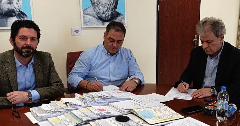 Υπογραφή δύο προγραμματικών συμβάσεων από τον Περιφερειάρχη Γιώργο Αμανατίδη: «Βελτίωση κυκλοφοριακών συνθηκών Δημοτικής Οδού Δρεπάνου προς Άγιο Δημήτριο & Ακρινή Δήμου Κοζάνης» και «Κατασκευή Πεζοδρομίων στη Δημοτική Κοινότητα Πρωτοχωρίου» - Eordaialive.com