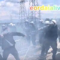 Εικόνες ντροπής με τη ρίψη δακρυγόνων. Με αναπνευστικά προβλήματα άνρωποι από το πλήθος - Eordaialive.com