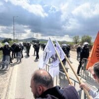 Έντονη παρουσία αστυνομίας και μαύρες σημαίες στον ΑΗΣ καρδιάς - Οι πρώτες εικόνες- Εν αναμονή επίσκεψης Μητσοτάκη-Στάσση (Βίντεο και φωτό) - Eordaialive.com