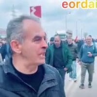 Η ντροπή και η αναστάτωση στον ΑΗΣ Καρδιάς είχαν και συνέχεια. Η στιγμή που αστυνομικός λέει σε διαμαρτυρόμενο "άντε βούλωσέ το" (δείτε βίντεο 11 λεπτών από τα επεισόδια με ρίψη δακρυγόνων, τις αντιδράσεις, την αγανάκτηση των διαδηλωτών) - Eordaialive.com