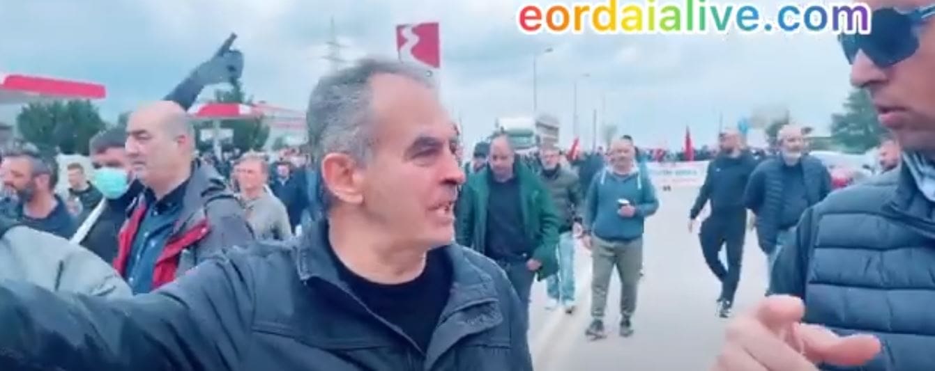 Η ντροπή και η αναστάτωση στον ΑΗΣ Καρδιάς είχαν και συνέχεια. Η στιγμή που αστυνομικός λέει σε διαμαρτυρόμενο "άντε βούλωσέ το" (δείτε βίντεο 11 λεπτών από τα επεισόδια με ρίψη δακρυγόνων, τις αντιδράσεις, την αγανάκτηση των διαδηλωτών) - Eordaialive.com