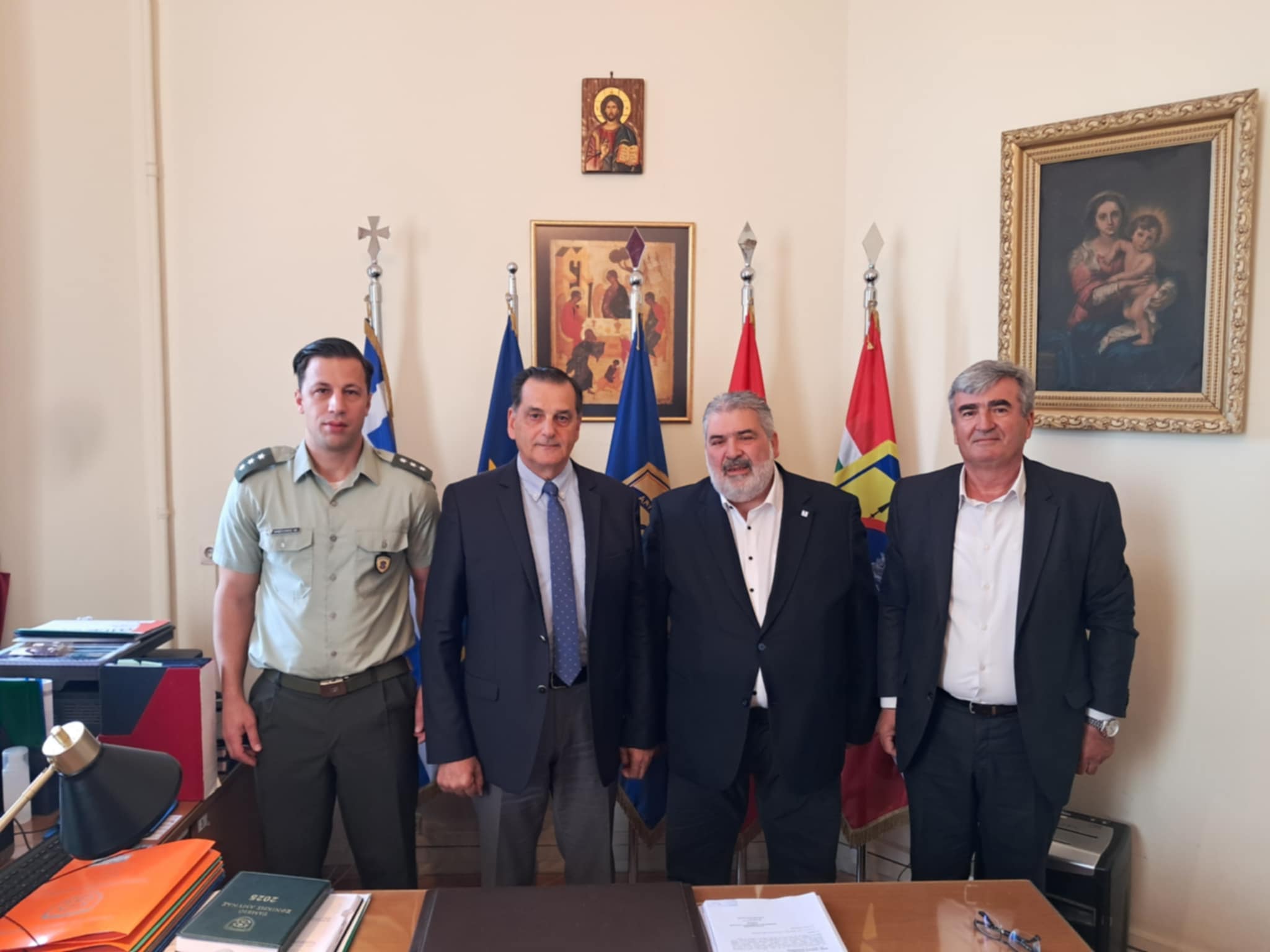 Υπογραφή σύμβασης παραχώρησης 47 στρεμμάτων του πρώην στρατοπέδου ΦΟΥΦΑ στον Δήμο Εορδαίας για την ανέγερση Δημοτικού Σταδίου - Eordaialive.com