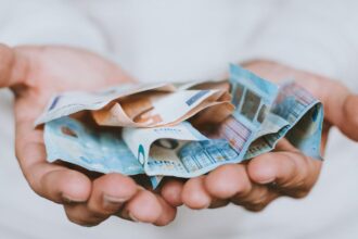 Αναδρομικά ύψους έως και 8.500 ευρώ σε συνταξιούχους: Νέες πληροφορίες για τις πληρωμές - Eordaialive.com