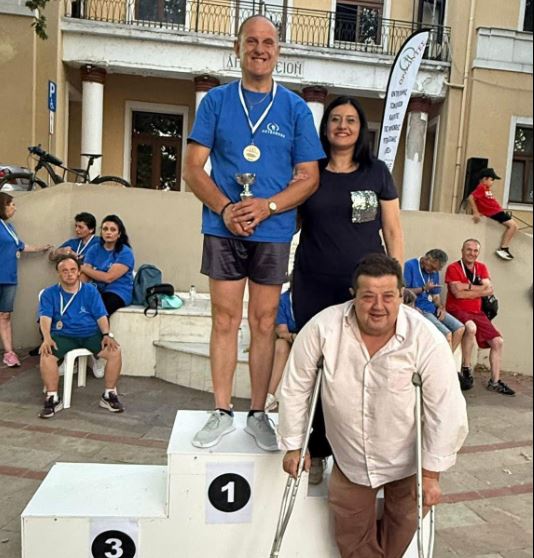 Ο Θεόδωρος Γιάντσος, Ωφελούμενος του Ειδικού Εργαστηρίου Πτολεμαΐδας, Κατακτά την Κορυφή στο 1 χλμ - Eordaialive.com