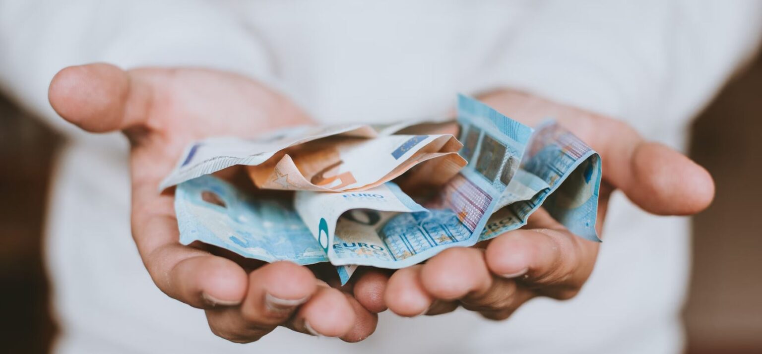 Αποζημίωση 100 ευρώ σε εργαζόμενους: Κλειστή παραμένει προσωρινά η πλατφόρμα για τις αιτήσεις-Πότε αναμένεται να γίνουν οι πρώτες πληρωμές