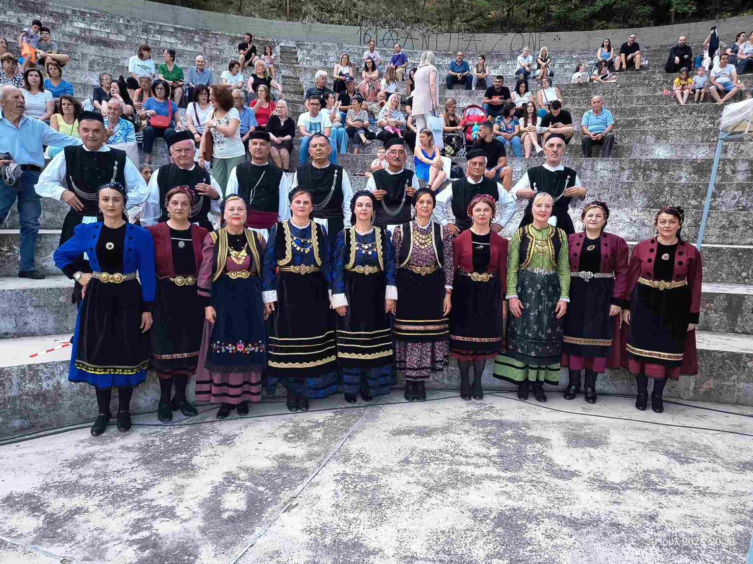 Το χορευτικό τμήμα του συλλόγου Γρεβενιωτών Κοζάνης ο Αιμιλιανός στο Καστράκι