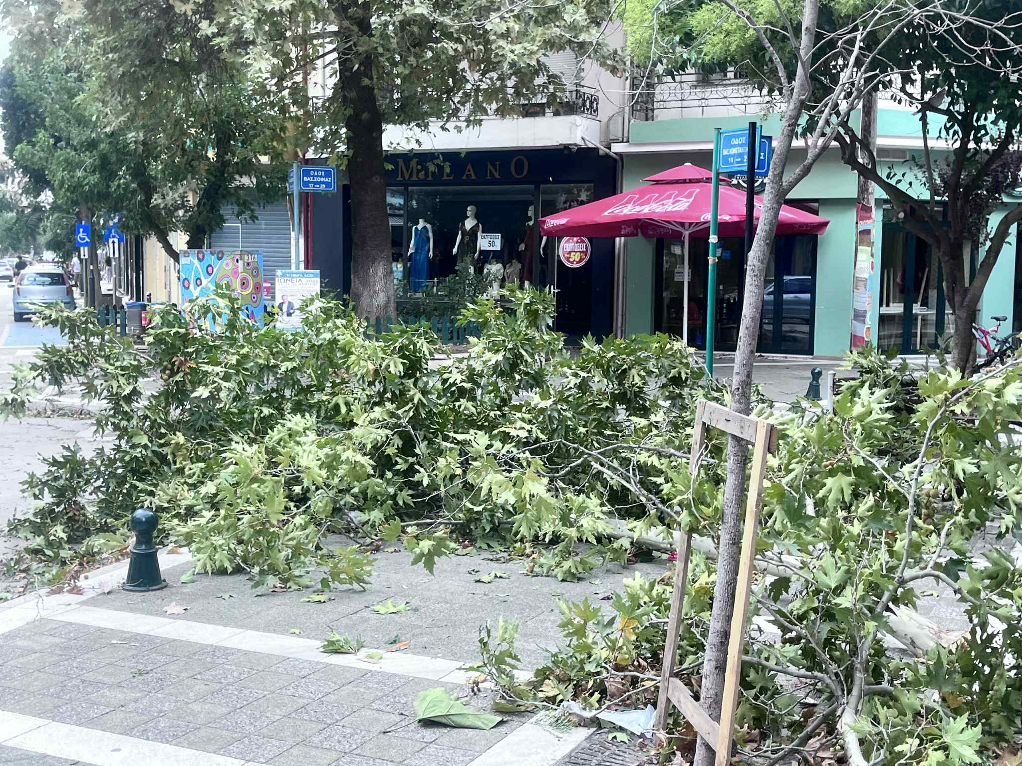 Δυνατοί Άνεμοι στην Πτολεμαΐδα: Ξηλώθηκε Κάγκελο Μπαλκονιού σε διώροφη κατοικία ( βίντεο - φωτογραφίες) | Eordaialive.com Δυνατοί Άνεμοι στην Πτολεμαΐδα: Ξηλώθηκε Κάγκελο Μπαλκονιού σε διώροφη κατοικία ( βίντεο - φωτογραφίες) - Eordaialive.com
