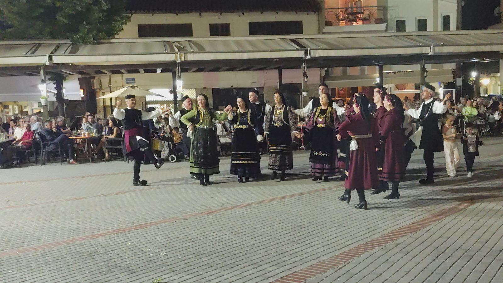 Το χορευτικό τμήμα του συλλόγου Γρεβενιωτών Κοζάνης ο Αιμιλιανός στη Δεσκάτη. | Eordaialive.com Το χορευτικό τμήμα του συλλόγου Γρεβενιωτών Κοζάνης ο Αιμιλιανός στη Δεσκάτη. - Eordaialive.com