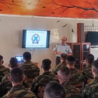 Αστυνομικοί του Τμήματος Τροχαίας Γρεβενών πραγματοποίησαν ενημερωτική διάλεξη, για την οδική ασφάλεια στους στρατιώτες του Κέντρου  Νεοσυλλέκτων Γρεβενών
