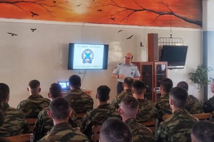 Αστυνομικοί του Τμήματος Τροχαίας Γρεβενών πραγματοποίησαν ενημερωτική διάλεξη, για την οδική ασφάλεια στους στρατιώτες του Κέντρου  Νεοσυλλέκτων Γρεβενών