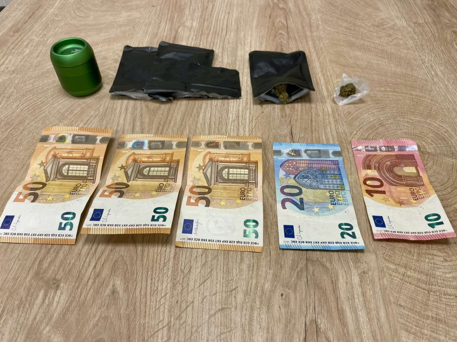 Συνελήφθη 19χρονος ημεδαπός από αστυνομικούς του Τμήματος Δίωξης Ναρκωτικών της Υποδιεύθυνσης Δίωξης και Εξιχνίασης Εγκλημάτων Καστοριάς, για διακίνηση ναρκωτικών ουσιών, σε περιοχή της Καστοριάς Στο πλαίσιο της ίδιας υπόθεσης, συνελήφθη και έτερος 19χρονος, ο οποίος προμηθεύτηκε, έναντι χρηματικής αμοιβής, ναρκωτικά από τον προαναφερόμενο 19χρονο Συνελήφθη, χθες (28-09-2025) τις πρωινές ώρες σε περιοχή της Καστοριάς, από αστυνομικούς του Τμήματος Δίωξης Ναρκωτικών της Υποδιεύθυνσης Δίωξης και Εξιχνίασης Εγκλημάτων Καστοριάς (Υ.Δ.Ε.Ε.), 19χρονος ημεδαπός, σε βάρος του οποίου σχηματίσθηκε δικογραφία κακουργηματικού χαρακτήρα, για διακίνηση ναρκωτικών ουσιών. Στο πλαίσιο της ίδιας υπόθεσης, συνελήφθη και έτερος 19χρονος ημεδαπός, σε βάρος του οποίου σχηματίσθηκε δικογραφία για κατοχή ναρκωτικών. Ειδικότερα, προχθές (27-09-2025) το απόγευμα οι προαναφερόμενοι αστυνομικοί, εντόπισαν σε περιοχή της Καστοριάς 19χρονο ημεδαπό και σε έλεγχο που πραγματοποιήθηκε βρέθηκε στην κατοχή του και κατασχέθηκε -1- αυτοσχέδιο τσιγάρο κάνναβης και συνελήφθη. Συνεχιζόμενης της προανάκρισης διαπιστώθηκε ότι, ο ανωτέρω 19χρονος προμηθεύτηκε, έναντι χρηματικής αμοιβής, την 27-09-2025, ποσότητα ακατέργαστης κάνναβης, από έτερο 19χρονο, ο οποίος εντοπίσθηκε και συνελήφθη χθες (28-09-2025) το πρωί σε περιοχή της Καστοριάς. Ακολούθως, σε έρευνες που πραγματοποιήθηκαν χθες (28-09-2025) στις οικίες των ανωτέρω, σε περιοχές της Καστοριάς από προαναφερόμενους αστυνομικούς, με τη συνδρομή του αστυνομικού σκύλου ανίχνευσης ναρκωτικών ουσιών του Τμήματος Δίωξης Ναρκωτικών «ΟΡΦΕΑ» βρέθηκαν συνολικά και κατασχέθηκαν: • -2-συσκευασίες που περιείχαν ποσότητα ακατέργαστης κάνναβης, συνολικού μεικτού βάρους -4,8- γραμμαρίων, • -1-τρίφτης με υπολείμματα κάνναβης, • -3-νάιλον συσκευασίες, με υπολείμματα κάνναβης και • το χρηματικό ποσό των -180- ευρώ, ως προερχόμενο από την πώληση ναρκωτικών. Προανάκριση για την υπόθεση ενήργησε το Τμήμα Δίωξης Ναρκωτικών της Υποδιεύθυνσης Δίωξης και Εξιχνίασης Εγκλημάτων Καστοριάς (Υ.Δ.Ε.Ε.), ενώ ο 19χρονος με τη δικογραφία που σχηματίσθηκε σε βάρος του, για διακίνηση ναρκωτικών, οδηγήθηκε στην κα. Εισαγγελέα Πλημμελειοδικών Καστοριάς.