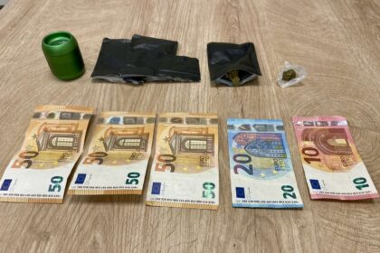 Συνελήφθη 19χρονος ημεδαπός από αστυνομικούς του Τμήματος Δίωξης Ναρκωτικών της Υποδιεύθυνσης Δίωξης και Εξιχνίασης Εγκλημάτων Καστοριάς, για διακίνηση ναρκωτικών ουσιών, σε περιοχή της Καστοριάς Στο πλαίσιο της ίδιας υπόθεσης, συνελήφθη και έτερος 19χρονος, ο οποίος προμηθεύτηκε, έναντι χρηματικής αμοιβής, ναρκωτικά από τον προαναφερόμενο 19χρονο Συνελήφθη, χθες (28-09-2025) τις πρωινές ώρες σε περιοχή της Καστοριάς, από αστυνομικούς του Τμήματος Δίωξης Ναρκωτικών της Υποδιεύθυνσης Δίωξης και Εξιχνίασης Εγκλημάτων Καστοριάς (Υ.Δ.Ε.Ε.), 19χρονος ημεδαπός, σε βάρος του οποίου σχηματίσθηκε δικογραφία κακουργηματικού χαρακτήρα, για διακίνηση ναρκωτικών ουσιών. Στο πλαίσιο της ίδιας υπόθεσης, συνελήφθη και έτερος 19χρονος ημεδαπός, σε βάρος του οποίου σχηματίσθηκε δικογραφία για κατοχή ναρκωτικών. Ειδικότερα, προχθές (27-09-2025) το απόγευμα οι προαναφερόμενοι αστυνομικοί, εντόπισαν σε περιοχή της Καστοριάς 19χρονο ημεδαπό και σε έλεγχο που πραγματοποιήθηκε βρέθηκε στην κατοχή του και κατασχέθηκε -1- αυτοσχέδιο τσιγάρο κάνναβης και συνελήφθη. Συνεχιζόμενης της προανάκρισης διαπιστώθηκε ότι, ο ανωτέρω 19χρονος προμηθεύτηκε, έναντι χρηματικής αμοιβής, την 27-09-2025, ποσότητα ακατέργαστης κάνναβης, από έτερο 19χρονο, ο οποίος εντοπίσθηκε και συνελήφθη χθες (28-09-2025) το πρωί σε περιοχή της Καστοριάς. Ακολούθως, σε έρευνες που πραγματοποιήθηκαν χθες (28-09-2025) στις οικίες των ανωτέρω, σε περιοχές της Καστοριάς από προαναφερόμενους αστυνομικούς, με τη συνδρομή του αστυνομικού σκύλου ανίχνευσης ναρκωτικών ουσιών του Τμήματος Δίωξης Ναρκωτικών «ΟΡΦΕΑ» βρέθηκαν συνολικά και κατασχέθηκαν: • -2-συσκευασίες που περιείχαν ποσότητα ακατέργαστης κάνναβης, συνολικού μεικτού βάρους -4,8- γραμμαρίων, • -1-τρίφτης με υπολείμματα κάνναβης, • -3-νάιλον συσκευασίες, με υπολείμματα κάνναβης και • το χρηματικό ποσό των -180- ευρώ, ως προερχόμενο από την πώληση ναρκωτικών. Προανάκριση για την υπόθεση ενήργησε το Τμήμα Δίωξης Ναρκωτικών της Υποδιεύθυνσης Δίωξης και Εξιχνίασης Εγκλημάτων Καστοριάς (Υ.Δ.Ε.Ε.), ενώ ο 19χρονος με τη δικογραφία που σχηματίσθηκε σε βάρος του, για διακίνηση ναρκωτικών, οδηγήθηκε στην κα. Εισαγγελέα Πλημμελειοδικών Καστοριάς.