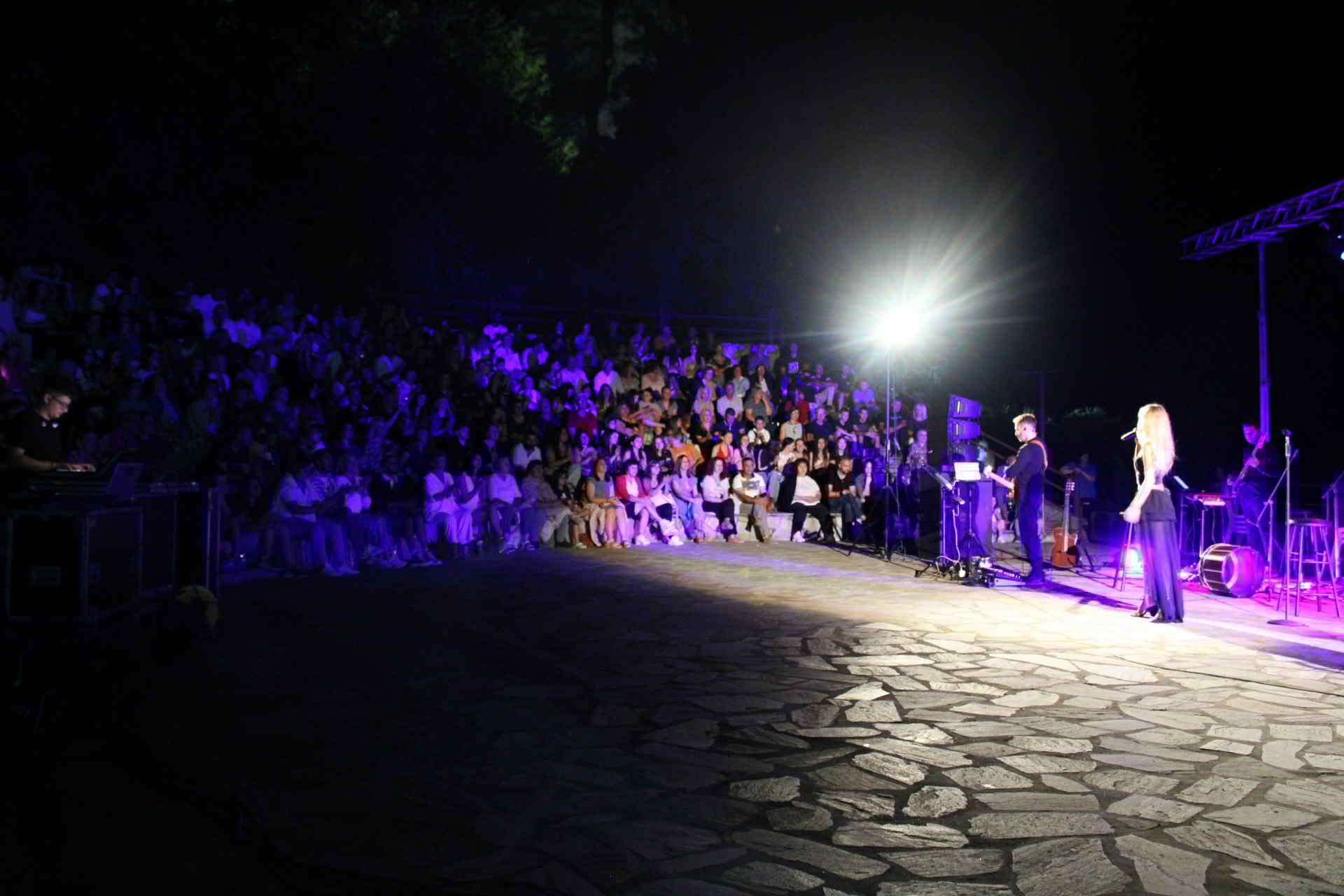 Κατάμεστο το Θέατρο στην ολοκλήρωση του Φεστιβάλ Σερβίων ! (φωτογραφίες) | Eordaialive.com Κατάμεστο το Θέατρο στην ολοκλήρωση του Φεστιβάλ Σερβίων ! (φωτογραφίες) - Eordaialive.com