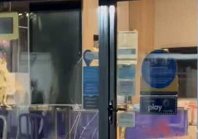 Αναστάτωση στο Αμύνταιο με άντρα που έσπασε τζαμαρίες καταστημάτων (βίντεο)