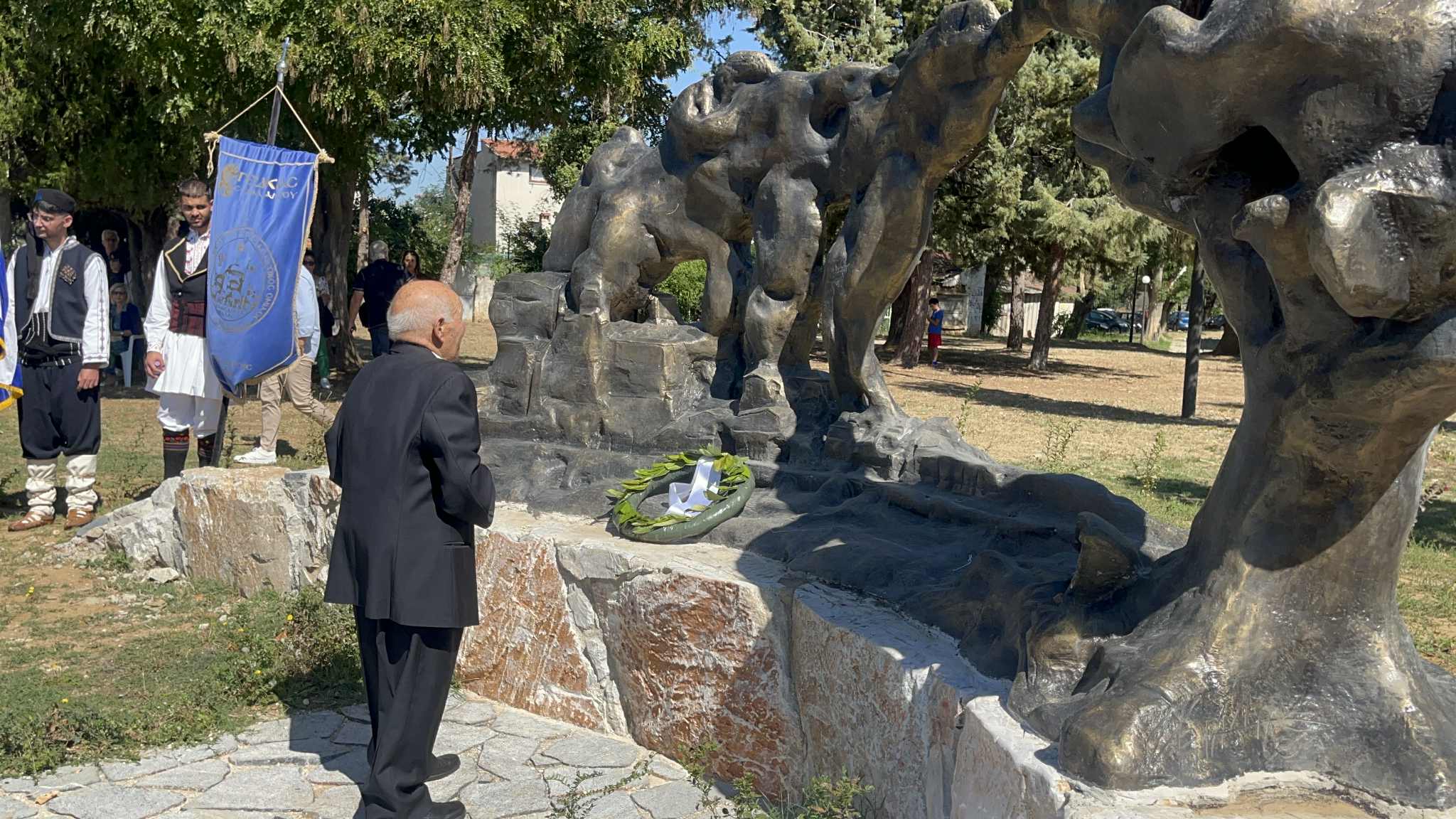 Η Πτολεμαΐδα τίμησε τη Μικρασιατική Καταστροφή με αποκαλυπτήρια μνημείου προσφύγων (βίντεο - φωτογραφίες) | Eordaialive.com Η Πτολεμαΐδα τίμησε τη Μικρασιατική Καταστροφή με αποκαλυπτήρια μνημείου προσφύγων (βίντεο - φωτογραφίες) - Eordaialive.com