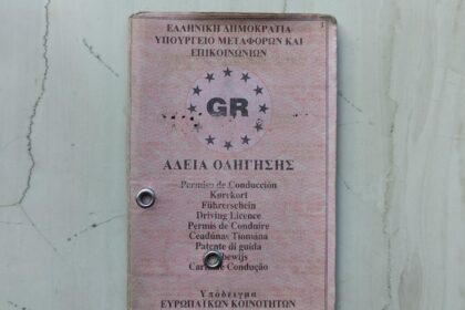 Χάρτινο δίπλωμα οδήγησης: Πότε σταματάει να ισχύει, ποιοι πρέπει να το παραδώσουν μέσα στο 2025 