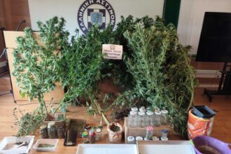 Εξαρθρώθηκε Πλήρως Εξοπλισμένο Εργαστήριο Κάνναβης: 65χρονος Συνελήφθη με Πάνω από 1 Κιλό Ναρκωτικών στην Κοζάνη