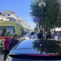 Άμεση κινητοποίηση για ηλικιωμένο που κατέρρευσε έξω από την Τράπεζα Πειραιώς