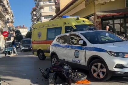 Τροχαίο περιπολικού με μηχανάκι με έναν τραυματία στην Πτολεμαΐδα (βίντεο)