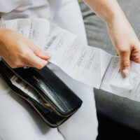 χρυσό μετάλλιο στην οικονομική πίεση των νοικοκυριών, στην υποκειμενική φτώχεια και στη φτώχεια των ηλικιών 18-65