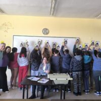 Το Γυμνάσιο Αναρράχης-Εμπορίου ταξιδεύει στον κόσμο της λογοτεχνίας με την Έλενα Αρτζανίδου