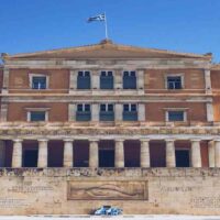 Βουλή: Κατατέθηκε το προσχέδιο του προϋπολογισμού 2026 – Τι προβλέπει για ανάπτυξη και πρωτογενές πλεόνασμα