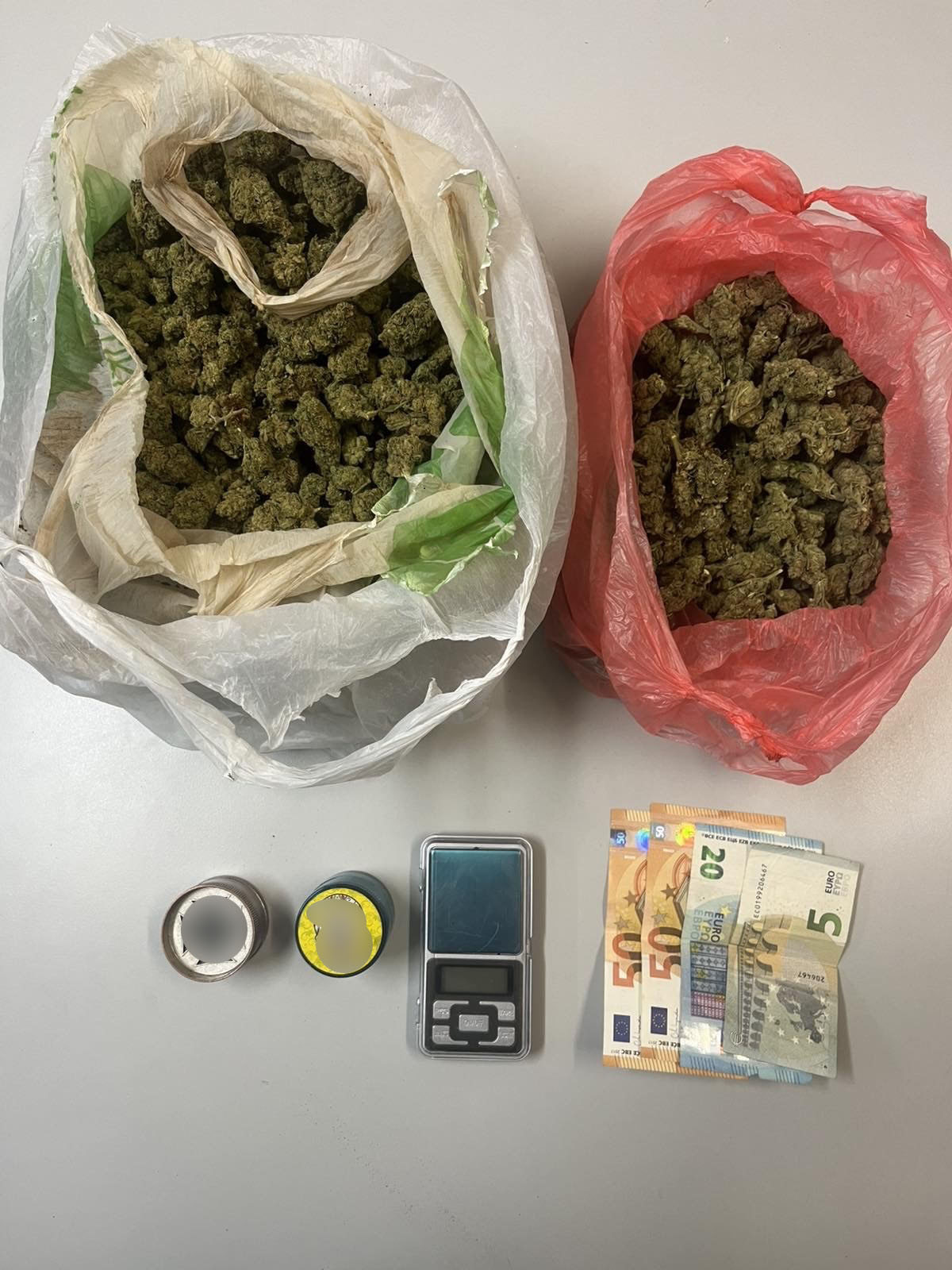 Συνελήφθησαν τρεις νεαροί στη Φλώρινα για διακίνηση ναρκωτικών μέσω ταχυδρομικού δέματος