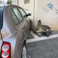 Τροχαίο ατύχημα στην Πτολεμαΐδα - Όχημα κατέληξε στο πεζοδρόμιο (εικόνες)