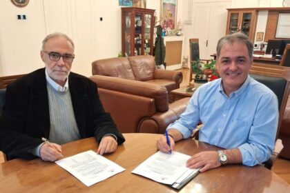 Δήμος Κοζάνης: Υπογραφή σύμβασης για την αντικατάσταση στέγης στην εκκλησία Παναγία Βλαχερνών και στον χώρο εκδηλώσεων στην Κοινότητα Τετραλόφου